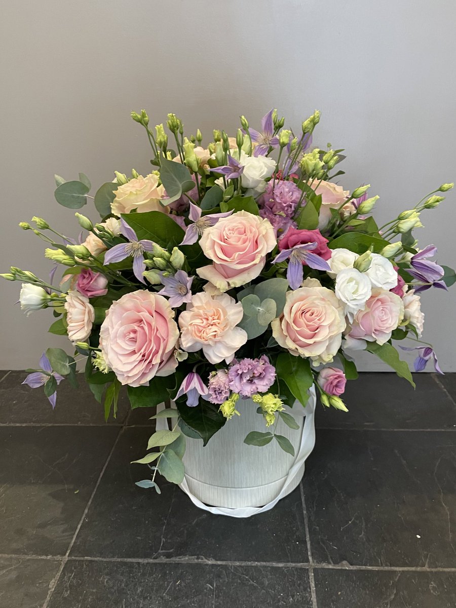 FlowerStyleMcr's tweet photo. Beautiful luxury hat box #MondayMood https://t.co/ablvx12cse