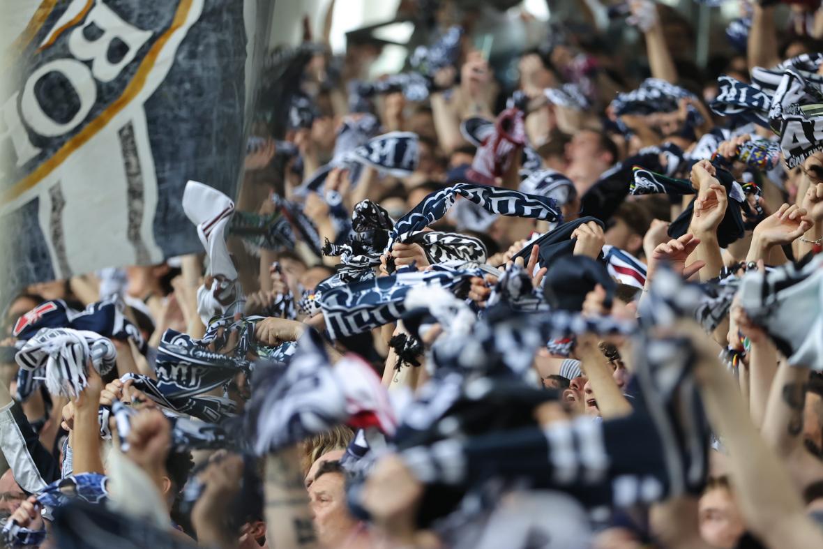 coeur_girondins's tweet photo. Ce soir, c'est le premier match de la saison au @MatmutAtl ! 🏟️
Cette saison plus que jamais nous aurons le cœur @girondins et serons engagés à vos côtés et auprès des acteurs du territoire 🤝
Bonne saison à toutes et à tous ! 💙🤍
Allez Bordeaux !
#UNMI #FCGBUSC https://t.co/U7HvXIuKG3