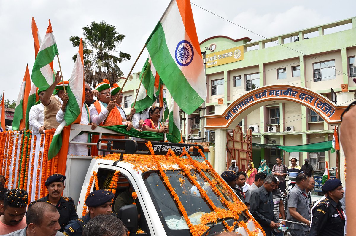 DiprHaryana's tweet photo. करनाल शहर के बीचों-बीच सोमवार को भव्य तिरंगा यात्रा निकाली गई। इस यात्रा की अगुवाई मुख्यमंत��री श्री @mlkhattar ने स्वयं की। मुख्यमंत्री ने कहा कि ��में देश की प्रगति के लिए कार्य करना चाहिए और देश के लिए जीना चाहिए। 
#Haryana #DIPRHaryana #TirangaYatra https://t.co/99z2bjryeK