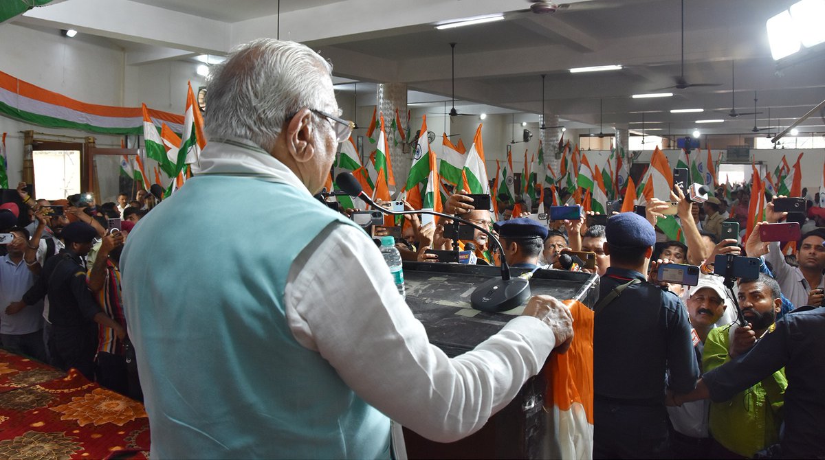 DiprHaryana's tweet photo. करनाल शहर के बीचों-बीच सोमवार को भव्य तिरंगा यात्रा निकाली गई। इस यात्रा की अगुवाई मुख्यमंत��री श्री @mlkhattar ने स्वयं की। मुख्यमंत्री ने कहा कि ��में देश की प्रगति के लिए कार्य करना चाहिए और देश के लिए जीना चाहिए। 
#Haryana #DIPRHaryana #TirangaYatra https://t.co/99z2bjryeK
