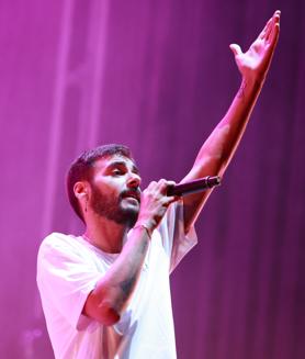 🔶 SUR+ #FeriaMLG 💃 El Auditorio de #Málaga vibró anoche al ritmo de la juventud para disfrutar de <a href="/raule_oficial/">Raule</a>. ✍ Claudia Fernández 📷 Marilú Báez ➡️ diariosur.es/feria/conciert…