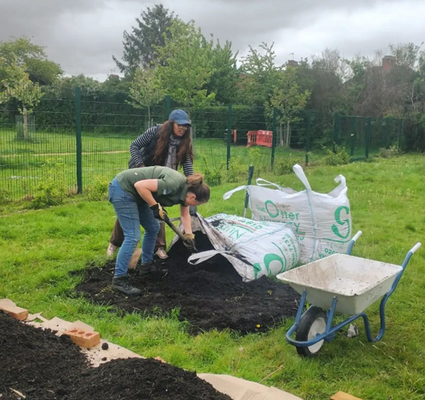 LBofHounslow's tweet photo. At #Heston Community Garden (TW5, 0JJ), @Cultiv8London hosts fortnightly sessions on Tuesdays between 10am &amp; midday—teaching residents to grow food 🍎#HestonInTheLoop

This Tuesday's theme is edible flowers: growing plants that can be cultivated as food.
https://t.co/TIGMwScA7H https://t.co/u2YNjA9KEI
