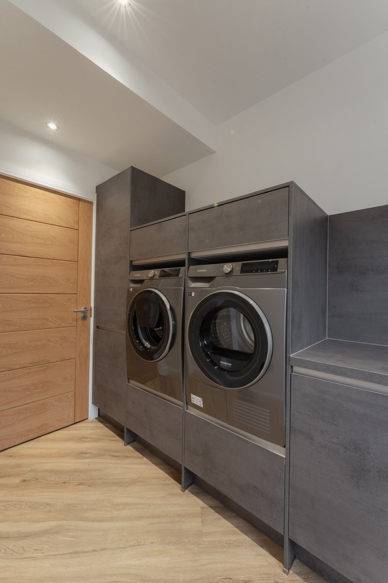 SqKitchens's tweet image. 🏡✨ Looking to upgrade your utility room? Maximize style and add clever storage solutions to make small spaces both beautiful and practical! 💡💪 #UtilityRoomGoals #SmallSpaceSolutions #StylishStorageIdeas #HomeImprovement