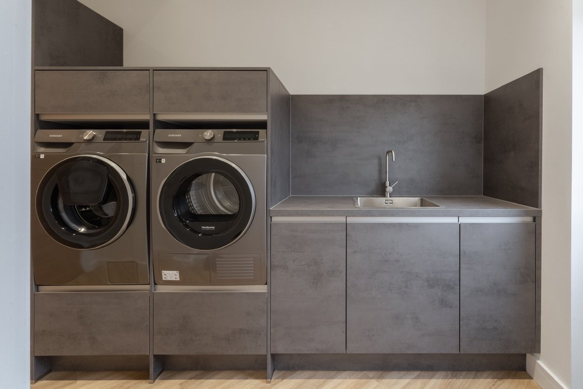 SqKitchens's tweet image. 🏡✨ Looking to upgrade your utility room? Maximize style and add clever storage solutions to make small spaces both beautiful and practical! 💡💪 #UtilityRoomGoals #SmallSpaceSolutions #StylishStorageIdeas #HomeImprovement