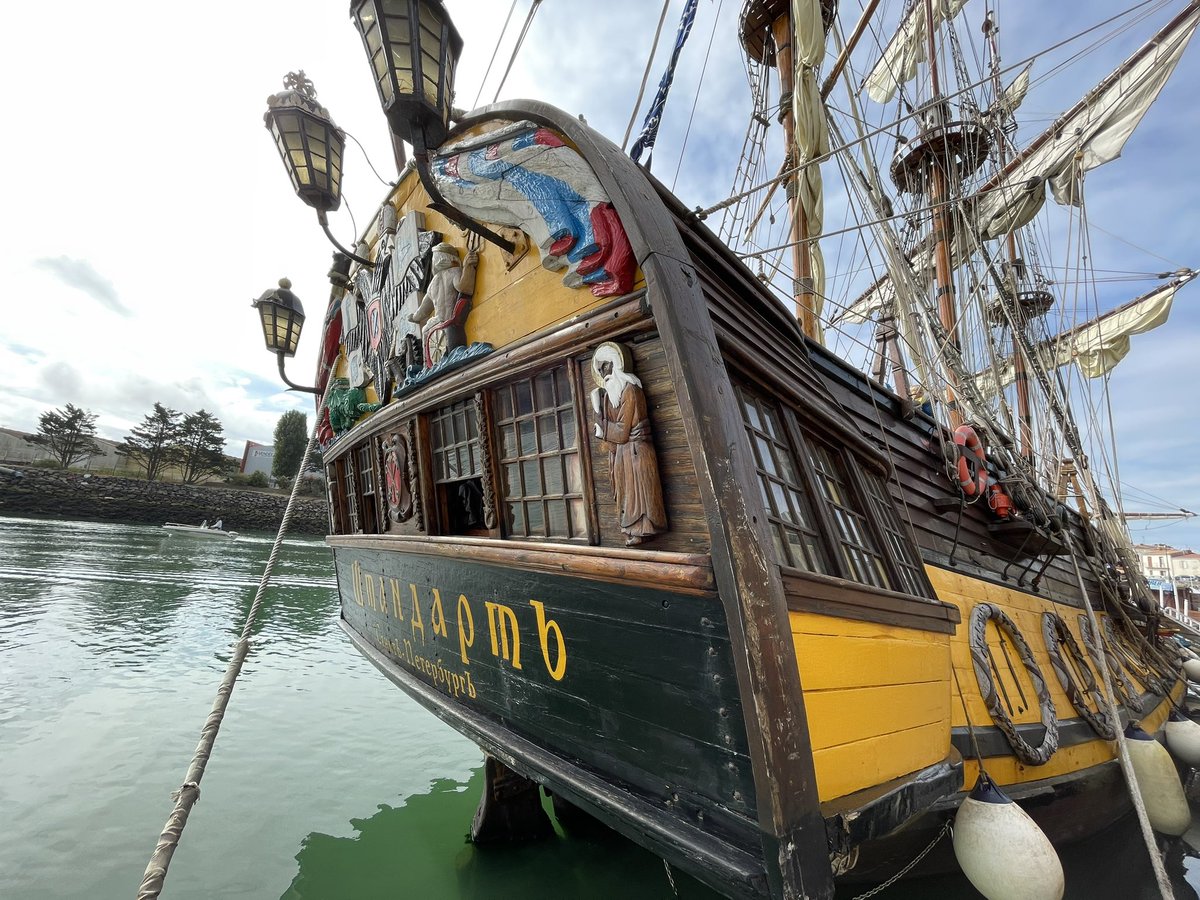 LudoLEJEUNE's tweet photo. Réplique à l’identique de la frégate russe #Shtandart, en escale aux Sables-d’Olonne, construite dans les années 90’ à Saint-Petersbourg (jamais revenue en Russie depuis 2008). #LaGrandeBordée @lessables https://t.co/dVgEjxJFQs
