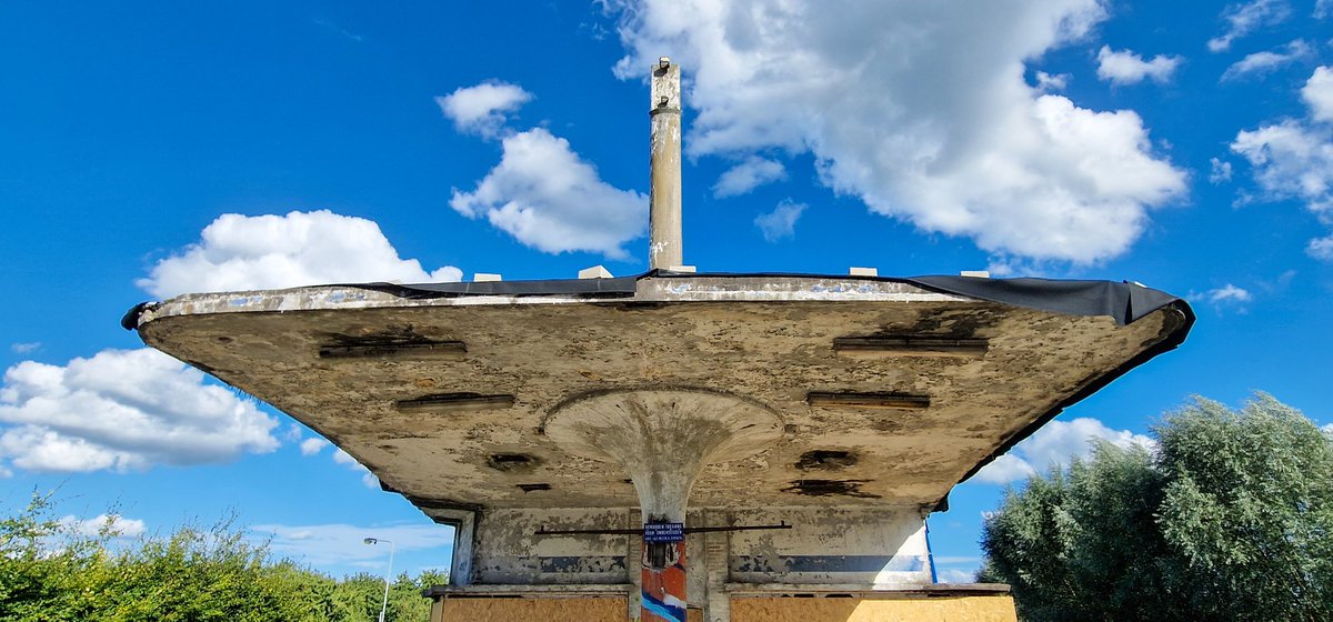 marcelbar8's tweet photo. (2/2) Maakte gisteren wat foto's van hoe 't tankstation er nu bijstaat.
De overhangende luifel is indrukwekkend. De pilaar waarop 't rust doet me denken aan Frank Lloyd Wright. Je verlangt ernaar dat de lampen weer gaan branden en dat het gebouwtje een 2e leven krijgt.
#Withuis https://t.co/WE4pf8ptrd