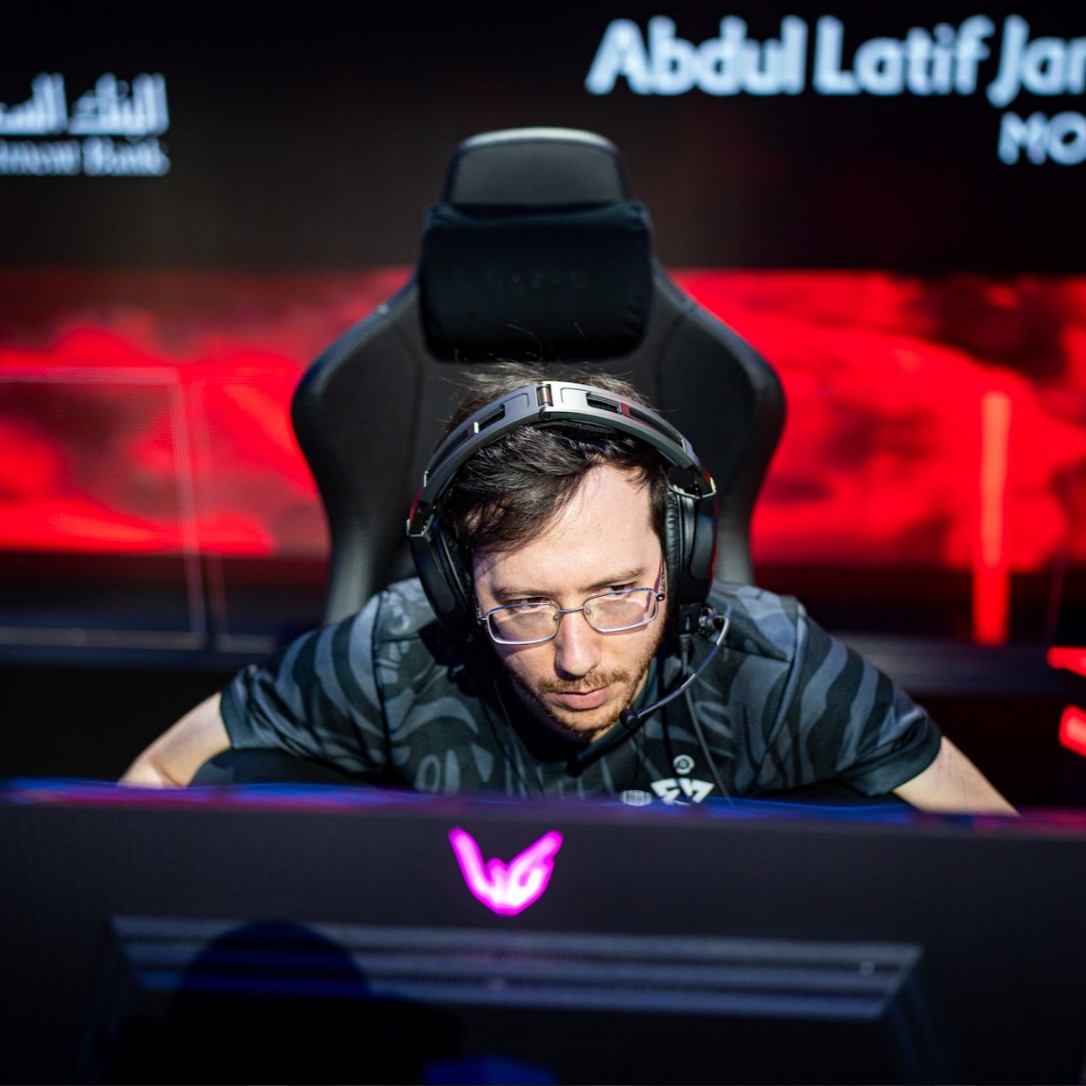TundraEsports's tweet photo. Let's settle this: 
Who is the better offlane? 
RT for Ceb 🔁 Like for 33 ❤️ https://t.co/ZOl2StSVSk