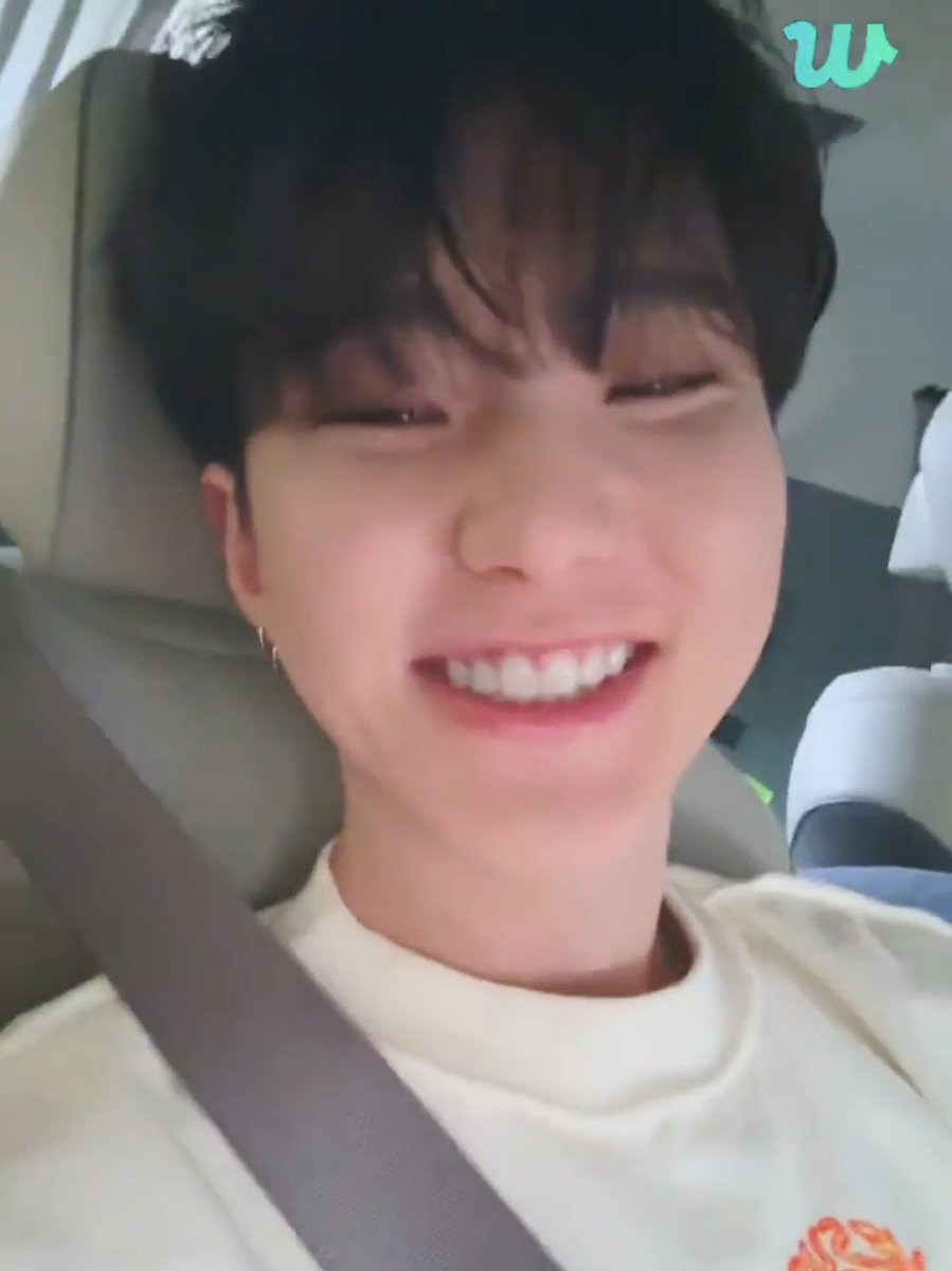 hammzzu's tweet photo. 어느쪽이 3살 더 어릴까요 https://t.co/cilyjYrAC5
