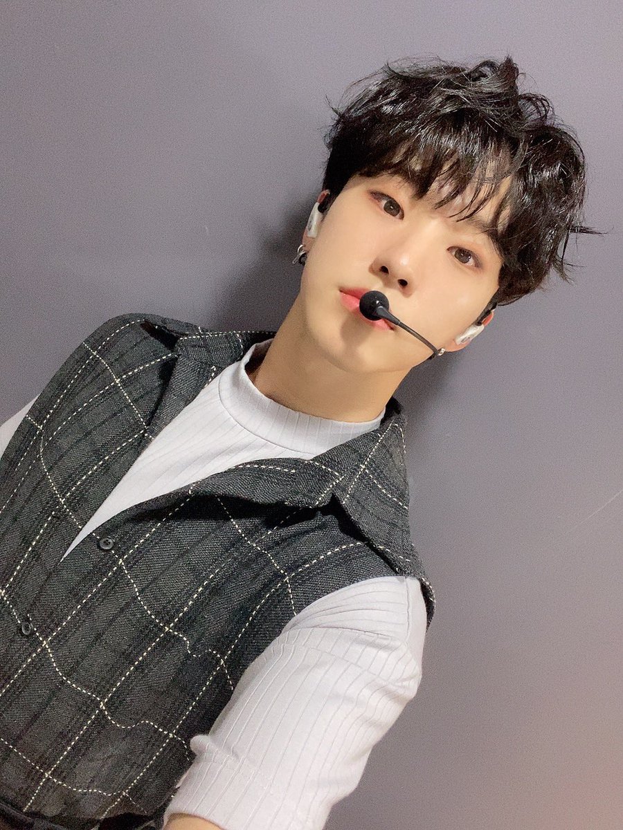 hammzzu's tweet photo. 어느쪽이 3살 더 어릴까요 https://t.co/cilyjYrAC5
