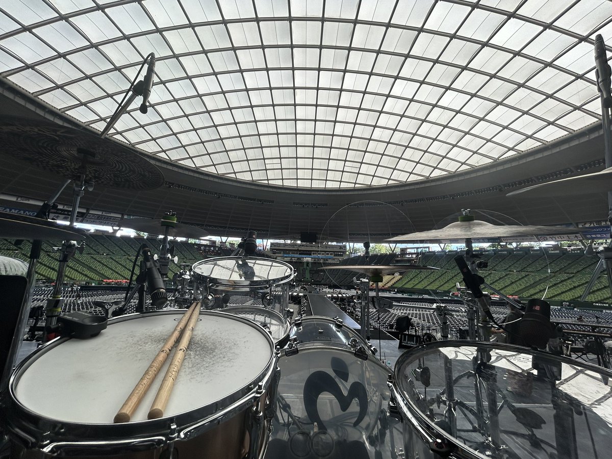 tatakiyagroove's tweet photo. 今回のAtlantis公演に合わせて特別に暑さ吹き飛ばす実に涼しげで夏爽快クリアなセッティングに仕上げました🎐✨
Soooooo Cooooool!!!✨
“ダニー's スペシャル
Atlantis Edition”
です✨🧜♂️🏛🧜♀️✨
#NATAL #Arcadia #Acrylic #Zildjian
#SDARK #SAKAE #Roland #SNAREWEIGHT #LowboyBeater
#神田棒
#DOMELIVE_Atlantis
#MrsGREENAPPLE
#ダニキ #ダニー