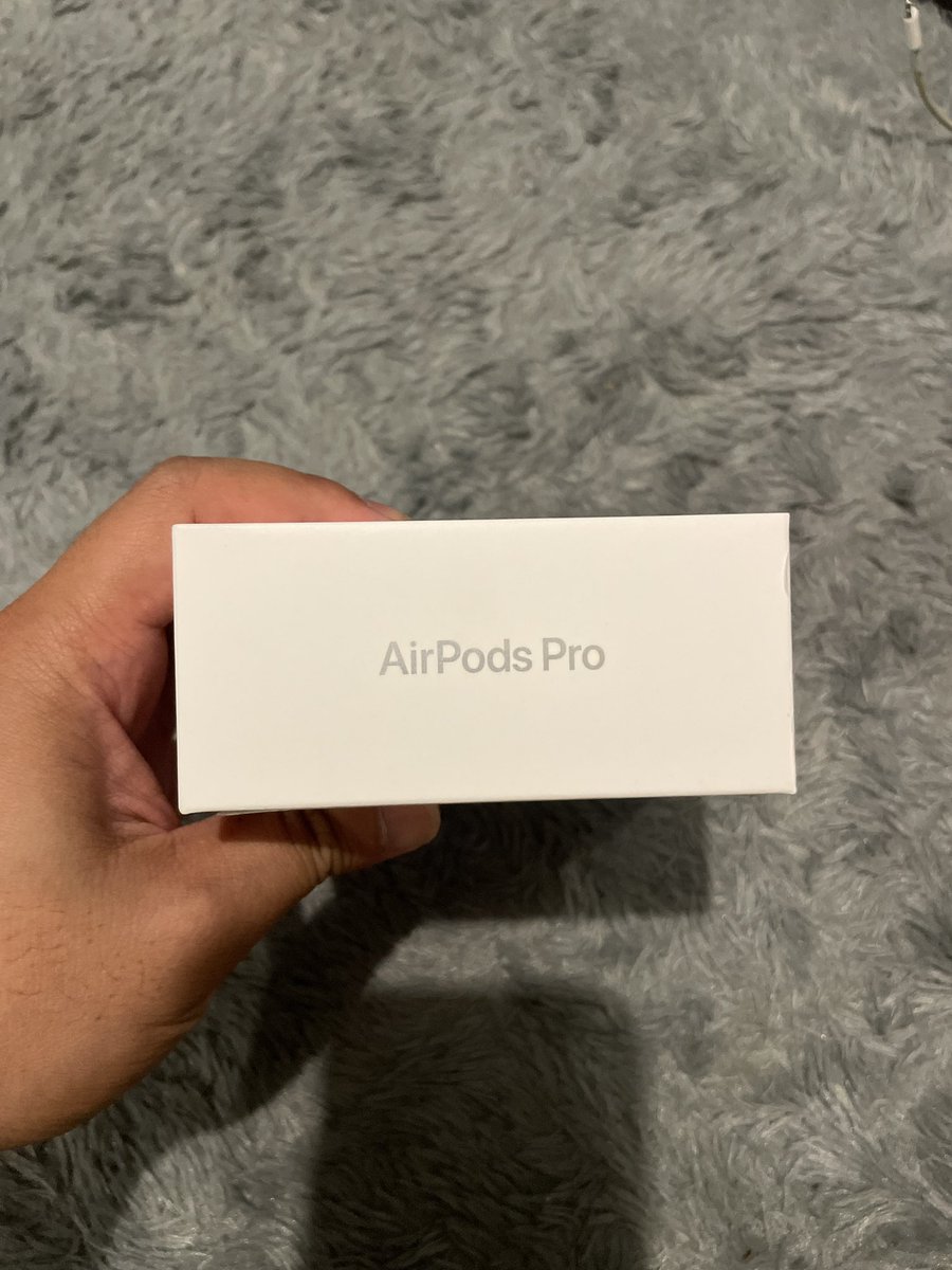 Wts airpods pro generasi ke-2. Buka harga 3,749k. Boleh nego sampe jadi yah, ini barang ori beli via web ibox, harga normal 4,299jt. Pasaran di tokped 3,9jt.