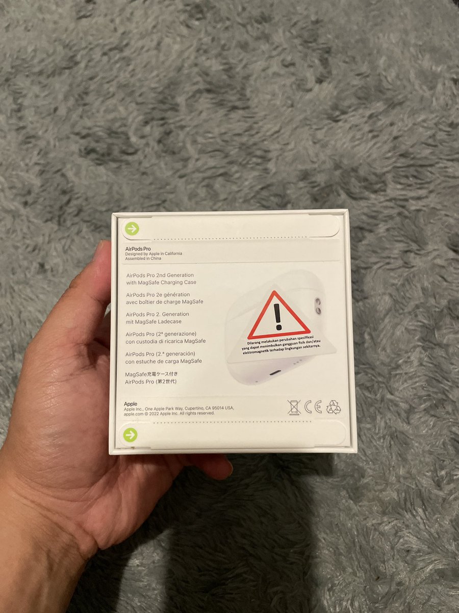 dimasigit's tweet photo. Wts airpods pro generasi ke-2. Buka harga 3,749k. Boleh nego sampe jadi yah, ini barang ori beli via web ibox, harga normal 4,299jt. Pasaran di tokped 3,9jt. https://t.co/KzmFw00Igc