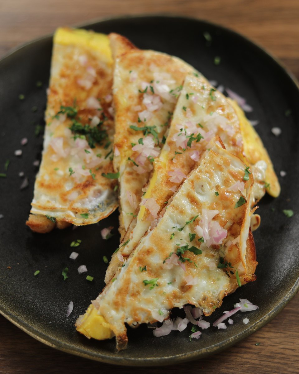 SanjeevKapoor's tweet photo. Omelette ka alag andaaz- Anda Khandoli is a must try recipe! Check it out!
https://t.co/EazKs7aYpE
#SanjeevKapoor #SanjeevkapoorKhazana #AndaKhandoli #Eggs #Eggrecipes #Omelette #Bread #Breakfastrecipe #QuickBreakfast #BreakfastIdeas #Eggbread https://t.co/QDdXYmZ1NR