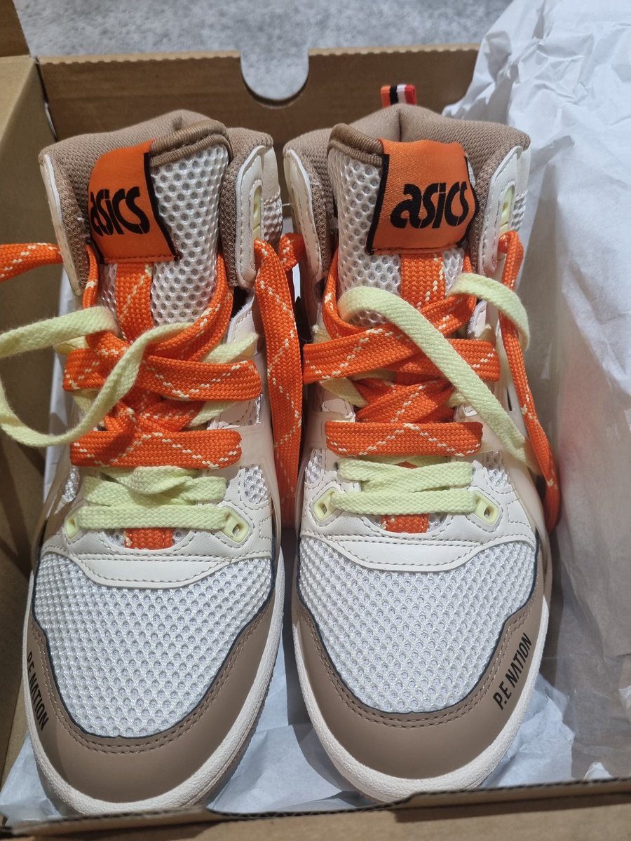 QQQumi's tweet photo. 嬉しいので自慢させてください🙏
お昼に買ったASICSコラボスニーカーお披露目です!
永遠のオレンジ色🧡がアクセントになってるのがかわいい!
#ASICS
#penation #コラボ #スニーカー https://t.co/tBcWHSB2u4