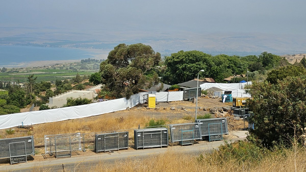 orlybarlev's tweet photo. צהרים טובים ממושב רמות. אחרי שאתמול נתניהו לא הגיע, מפגיני הצפון והאזור ממשיכים להיערך לקראת הגעתו היום. מתחם הנופש המתוכנן מגודר ומכוסה מכל כיוון. ובחוץ אזרחים מדהימים ממשיכים לתלות שלטים לאורך הכבישים המובילים לכפר הנופש.
הערב מתוכננת הפגנה גדולה החל מ-19:00, מגיעים מכל הארץ🇮🇱 https://t.co/B23UqBsJiz