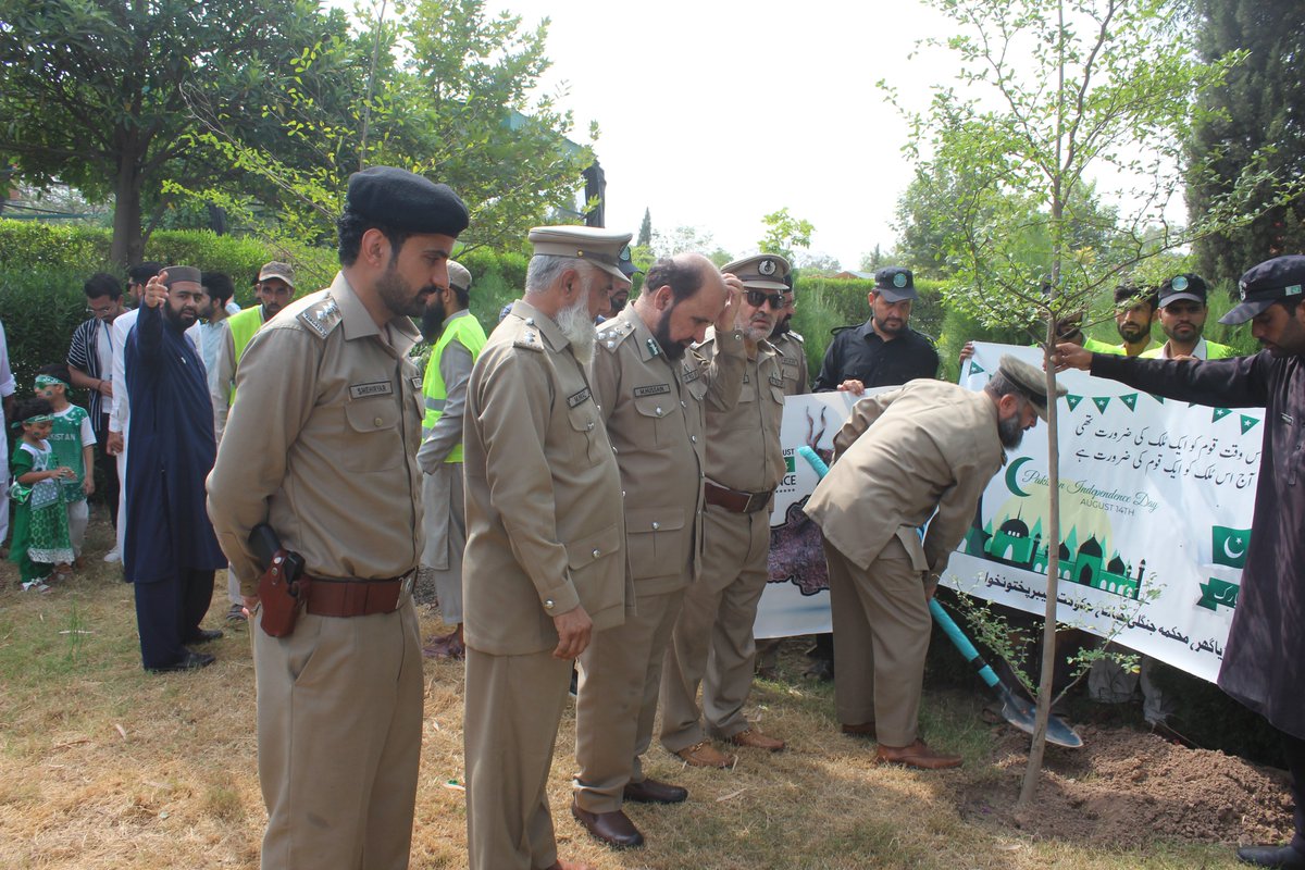 ZooPeshawar's tweet photo. The event was graced by Conservators/senior officers of the department and participated by members of School Nature Clubs, students, Zoo volunteers, members of Human Care foundation. The event started with flag hoisting ceremony, special prayers for Shuhada were carried out, https://t.co/JZxyDKuk4P