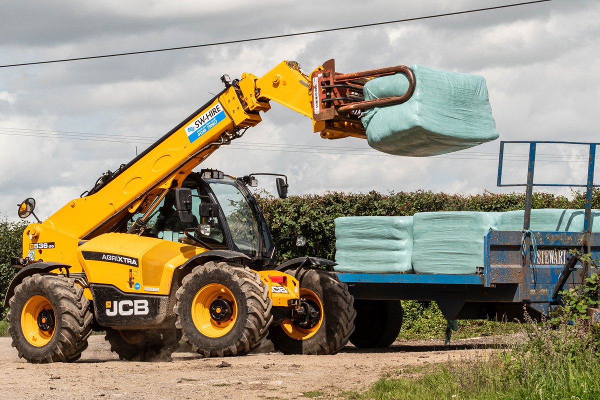 SWHire's tweet photo. JCB 536.95 moving silage bales.

We have various attachments for our telehandlers, from forks &amp; buckets to bale squeezes &amp; spikes.

Available for short or long term hire.

01249 730927 | hire@sw-hire.co.uk | https://t.co/hjAKz5RdDf

#JCB #telehandler #telehandlerhire #nationwide https://t.co/O9r35J2KA9