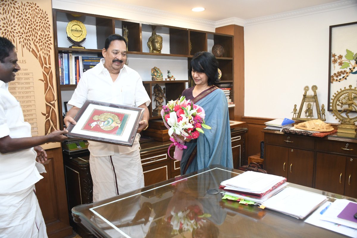 R_Gandhi_MLA's tweet photo. இன்று  புதுதில்லியில் 
ஓன்றியஜவுளிஅமைச்சகத்தின் செயலாளர் 
Tmt.#RACHNASHAH
அவர்களை நானும் 
நேரில் சந்தித்து, 
சேலம் ஜவுளி பூங்கா மற்றும் இதர கோரிக்கைகளை  முன்வைத்து  பேசினார்.இதில் 
டெல்லி மேலிட பிரிதிநிதி
A.K.S.விஜயன் அவர்கள்
அதிகாரிகள் உடனிருந்தனர் 
@mkstalin 
@Udhaystalin https://t.co/fuESJKKZaI