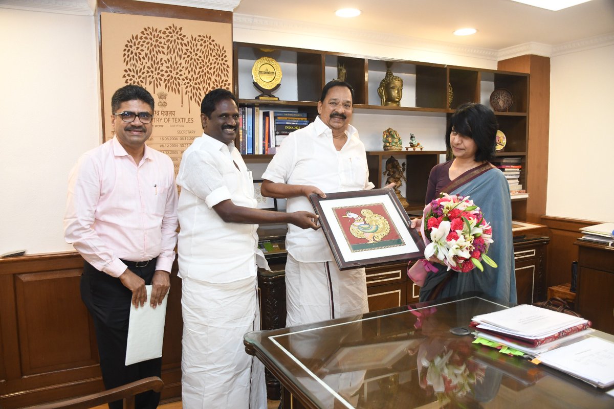 R_Gandhi_MLA's tweet photo. இன்று  புதுதில்லியில் 
ஓன்றியஜவுளிஅமைச்சகத்தின் செயலாளர் 
Tmt.#RACHNASHAH
அவர்களை நானும் 
நேரில் சந்தித்து, 
சேலம் ஜவுளி பூங்கா மற்றும் இதர கோரிக்கைகளை  முன்வைத்து  பேசினார்.இதில் 
டெல்லி மேலிட பிரிதிநிதி
A.K.S.விஜயன் அவர்கள்
அதிகாரிகள் உடனிருந்தனர் 
@mkstalin 
@Udhaystalin https://t.co/fuESJKKZaI