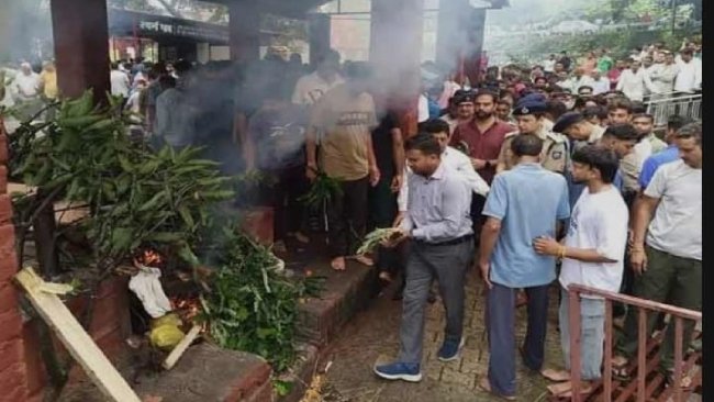 Merciless killing of temple priest in #Shimla, #HimachalPradesh

It is disheartening that saints-mahants and priests are unsafe in India.

Read more : sanatanprabhat.org/english/80442.…

#HinduLivesMatter
#HindusUnderAttack