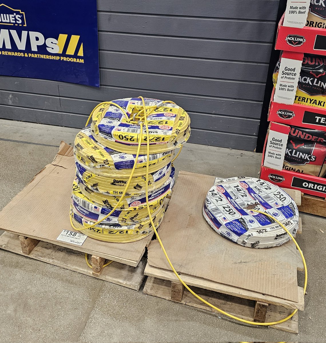 GraceAtLowes's tweet photo. A little glow-up for our Pro's wire!! #Lowes4Pros #Lowes #lowessafe #lowesMVPS https://t.co/lRhZ7ecPo8