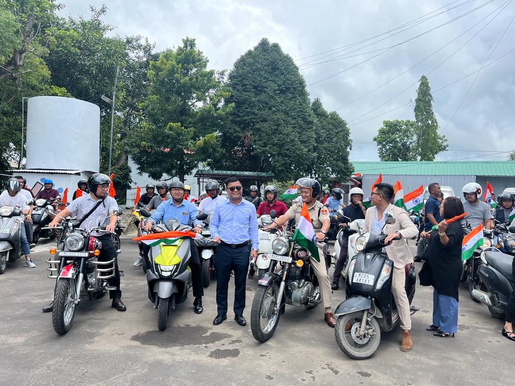 dipr_mizoram's tweet photo. Glances of the Meri Maati Mera Desh / Har Ghar Tiranga Campaign going on with full fervour in Kolasib District.
#twowheelerrally
#VeeronkaVardanPlaque
@PMOIndia
@AmitShah
@AmritMahotsav
@HarGharTirangaa
#DCKolasib https://t.co/6PzQAkFWGa