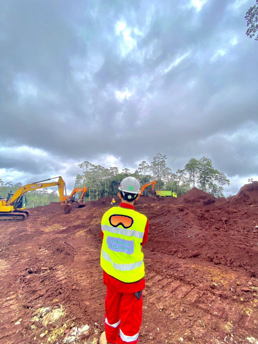 SafetyFirst88's tweet image. Monitoring kegiatan lapangan untuk memastikan semua kegiatan sudah sesuai dengan SOP yang telah ditetapkan. Tujuannya agar tidak terjadi accident yang akan membahayakan keselamatan pekerja dan alat.

#Datang Sehat, Kerja Aman, Pulang Selamat