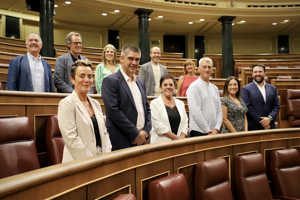 💼 Los once representantes de EH Bildu en el Congreso y Senado ya han recogido sus actas para defender los intereses de la ciudadanía vasca y cumplir el mandato de las urnas.

Somos el mayor grupo vasco en Madrid para seguir profundizando en la conquista de derechos y libertades.