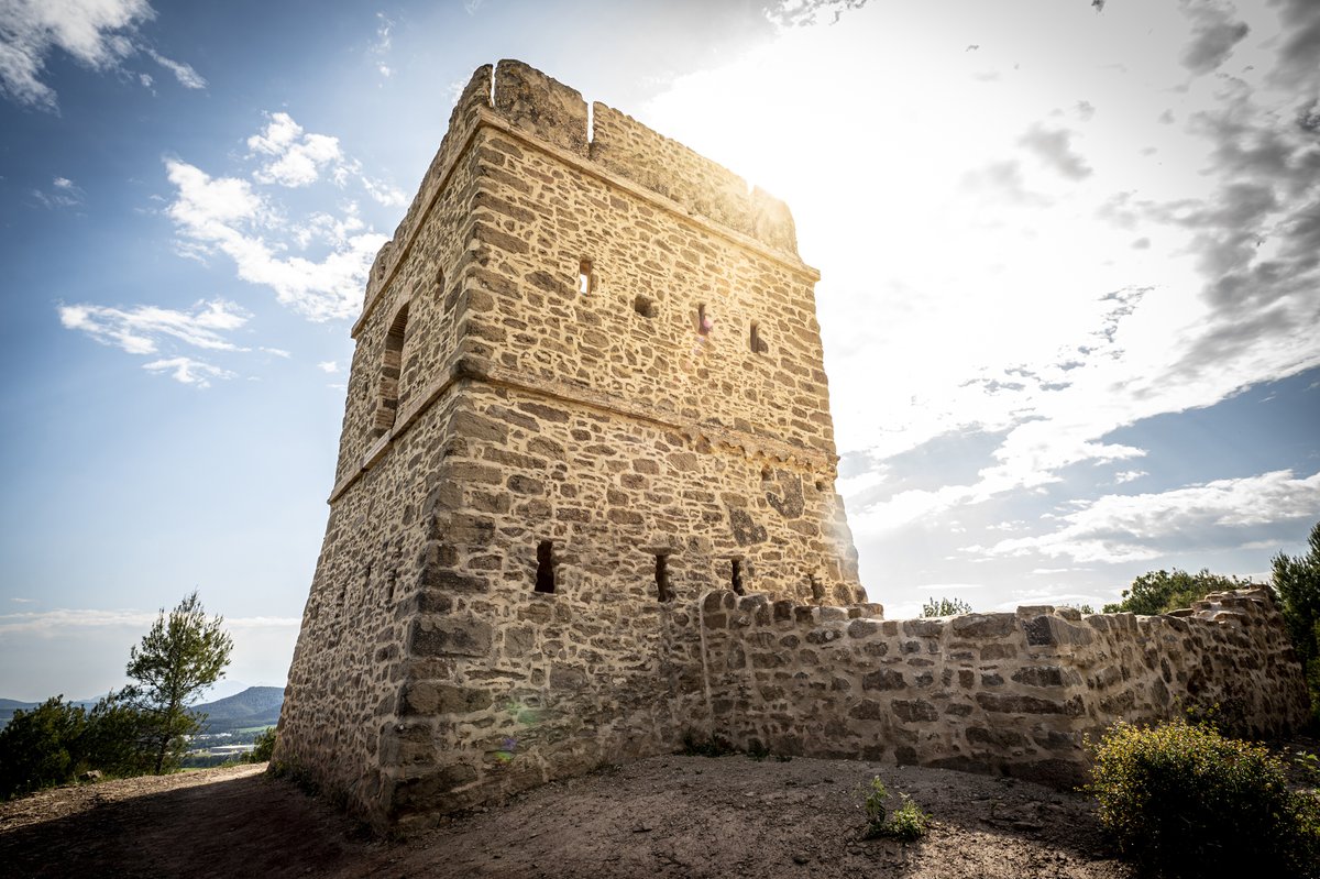 Geoparc's tweet photo. Des del centre del poble d'Avinyó us podeu arribar fins a la Torre dels Soldats, un dels vestigis més importants de la xarxa de telegrafia òptica que va revolucionar la comunicació durant la Segona Guerra Carlina

📷 @Carlesfortunyfo 

#geoparccatalunyacentral https://t.co/vYZO0zjcG4