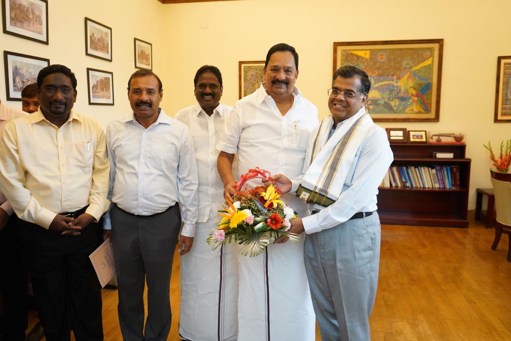 R_Gandhi_MLA's tweet photo. இன்று  புதுதில்லியில் 
ஓன்றிய நிதியமைச்சகத்தின்
செயலாளர்
திரு.T.V.#சோமநாதன்
அவர்களை நானும் 
நேரில் சந்தித்து, 
சேலம் ஜவுளி பூங்கா மற்றும் இதர கோரிக்கைகளை  முன்வைத்து  பேசினார்.இதில் 
டெல்லி மேலிட பிரிதிநிதி
A.K.S.விஜயன் அவர்கள்
அதிகாரிகள் உடனிருந்தனர் https://t.co/phanj4cwPn