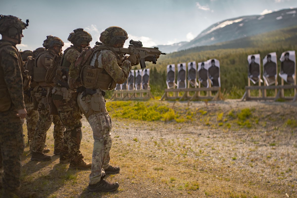 26MEU's tweet photo. Integrated Marksmanship in the High North 🇮🇹🇺🇸

📍 Setermoen, Norway

U.S. Marines with the 26th MEU(SOC), and service members from the #Italian Marines San Marco Brigade participate in an integrated live-fire range part of a Norway Bilateral Exercise. @USMC #WeAreNATO https://t.co/XFK1ispDuU