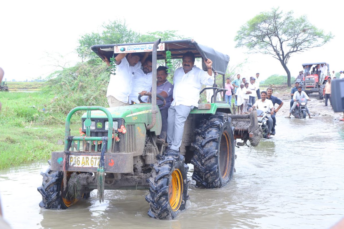 ArooriRamesh's tweet photo. ఇటీవల కురిసిన భారీ వర్షాలకు  పెగడపల్లి నుండి బైరాన్ పల్లి వరకు దెబ్బతిన్న రోడ్డును హన్మకొండ కలెక్టర్ సిక్తా పట్నాయక్ గారితో కలిసి క్షేత్రస్థాయిలో పరిశీలించి దెబ్బతిన్న రోడ్డుకు వెంటనే మరమ్మత్తులు చేయాలని అధికారులను ఆదేశించడం జరిగింది. https://t.co/bU4IabHkFS