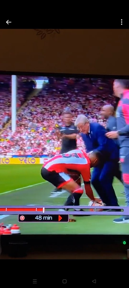 Woooferine's tweet photo. Sanskaar in football:
26 yr old taking blessings from a 76yr old before facing Haaland

@Hindi_EPL @EPLHumour
#EPL23 #EPL https://t.co/zQ6crxjG89