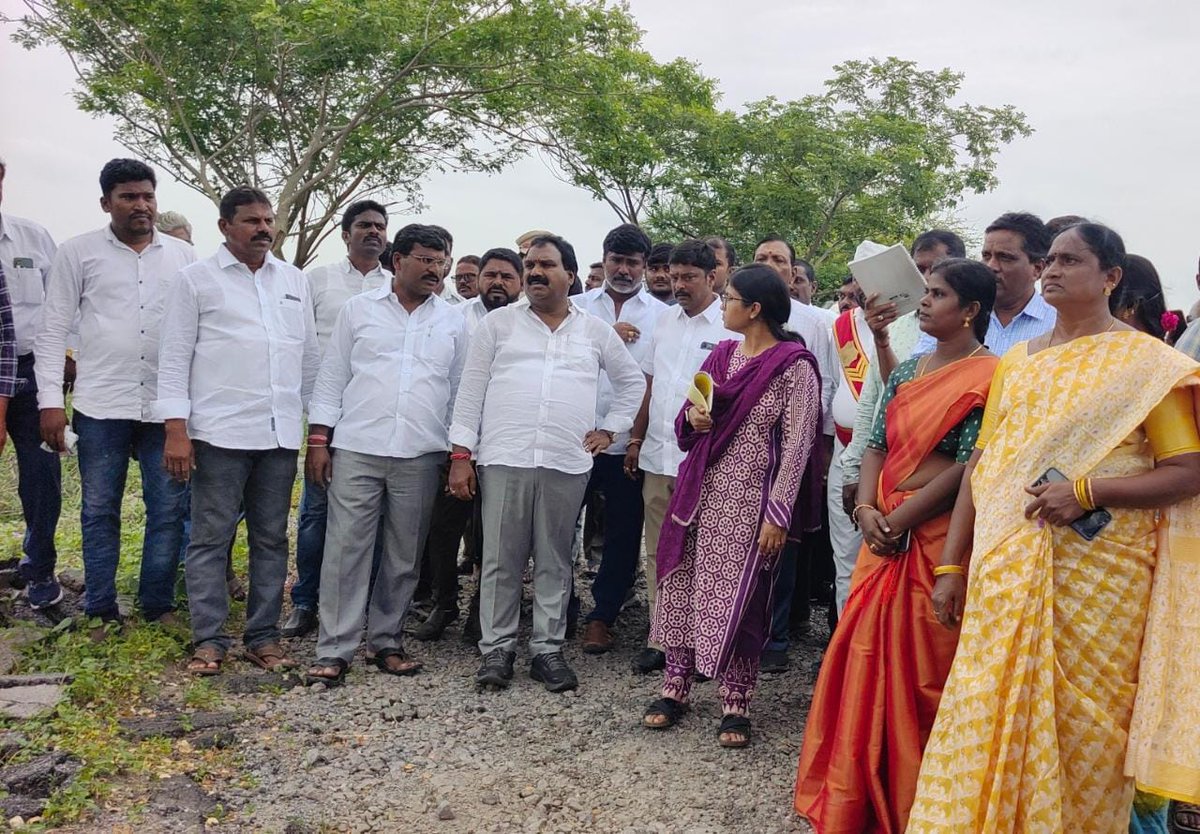 ArooriRamesh's tweet photo. ఇటీవల కురిసిన భారీ వర్షాలకు  పెగడపల్లి నుండి బైరాన్ పల్లి వరకు దెబ్బతిన్న రోడ్డును హన్మకొండ కలెక్టర్ సిక్తా పట్నాయక్ గారితో కలిసి క్షేత్రస్థాయిలో పరిశీలించి దెబ్బతిన్న రోడ్డుకు వెంటనే మరమ్మత్తులు చేయాలని అధికారులను ఆదేశించడం జరిగింది. https://t.co/bU4IabHkFS