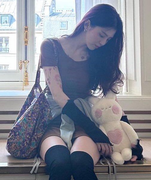 kdramaluvrr's tweet photo. sohee and her comfort toys 🧸💜 https://t.co/wVKC5Bq45H