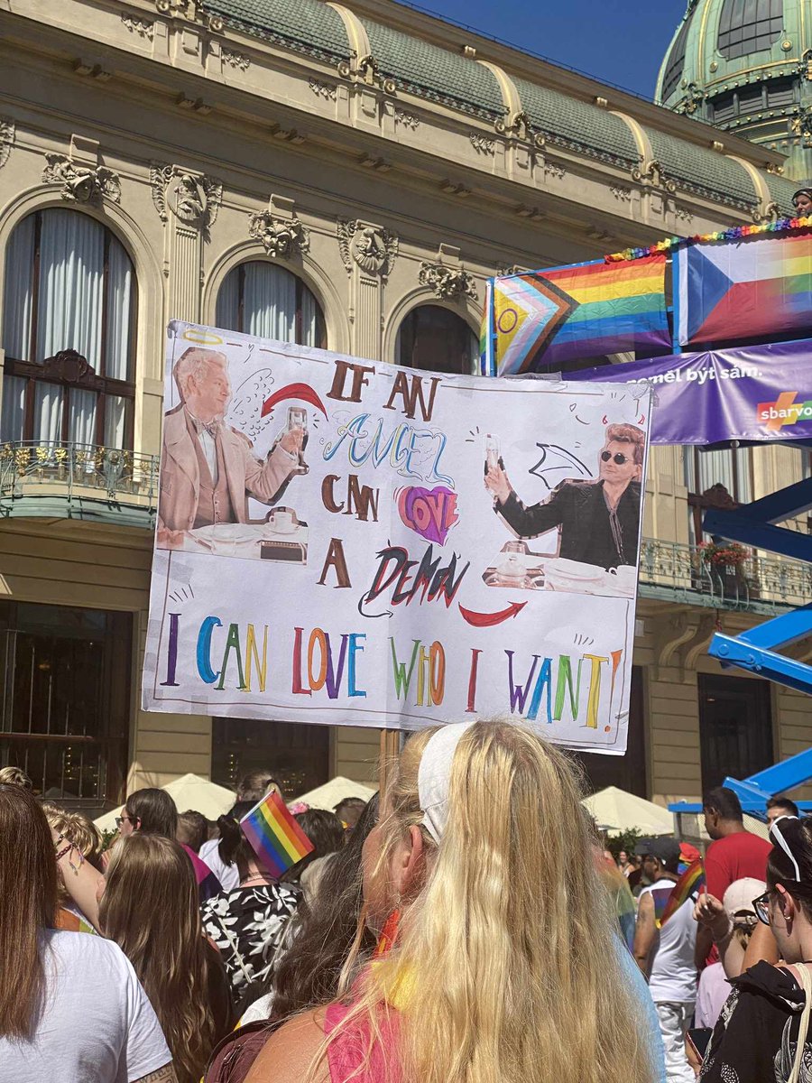 soup_hors's tweet photo. WHO MADE THIS SIGN?? WHO ARE YOU GUYS??? BC I LOVE YOU SM OMG ORAGUE PRIDE GOOD OMENS FANS https://t.co/xBbBg2CCv2