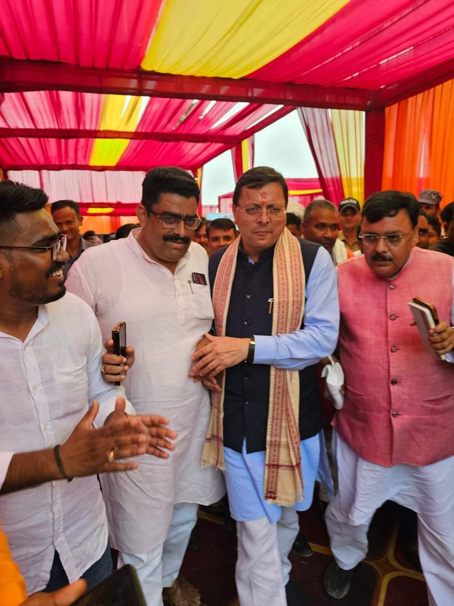 PahariPatrika's tweet photo. मुख्यमंत्री पुष्कर सिंह धामी ने कहा कि केंद्र और प्रदेश सरकार बंगालियों के हितों को लेकर सजग और सतर्क है। इस दौरान बंगालियों को अनुसूचित जाति का दर्जा देने, बांग्ला भाषा को सरकारी भाषा घोषित करने और पाठ्यक्रम में शामिल करने व रुद्रपुर में बंग भवन के निर्माण की मांग की गई। https://t.co/DsT8A86yCs
