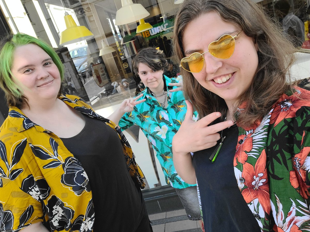 MysticDespair's tweet photo. Sometimes, making friends with random strangers on the Internet works out 

Love you all sm!! 💜 https://t.co/ycwbTA3uCv