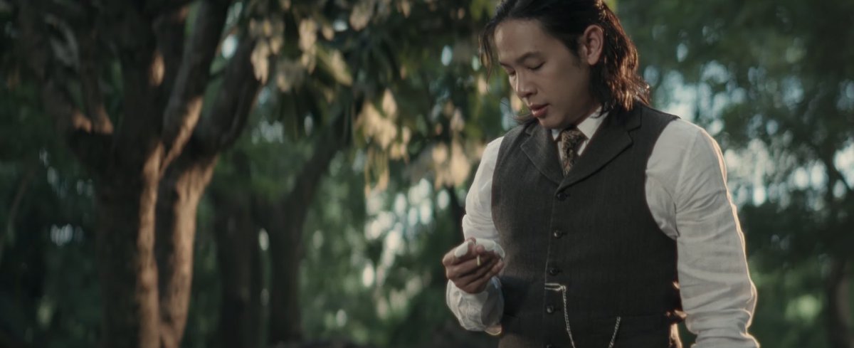 since2470's tweet photo. การที่ได้ cocktail มาร้องเพลงให้ #หอมกลิ่นความรัก มันคือความฝันอันสูงสุดจนไม่รู้จะหาอะไรมาเปรียบแล้วอะ ทั้ง details ที่พี่โอมแต่งตัวเหมือนคุณใหญ่ มีนาฬิกา ถือดอกลั่นทมเหมือนที่คาดหวังไว้ว่าจะได้เห็นคือความละเอียดละออของการอ้างอิงถึงซีรีส์ต้นทาง ได้เห็นโลโก้วงอยู่ด้วยคือขนลุก https://t.co/GMdjghgBYR