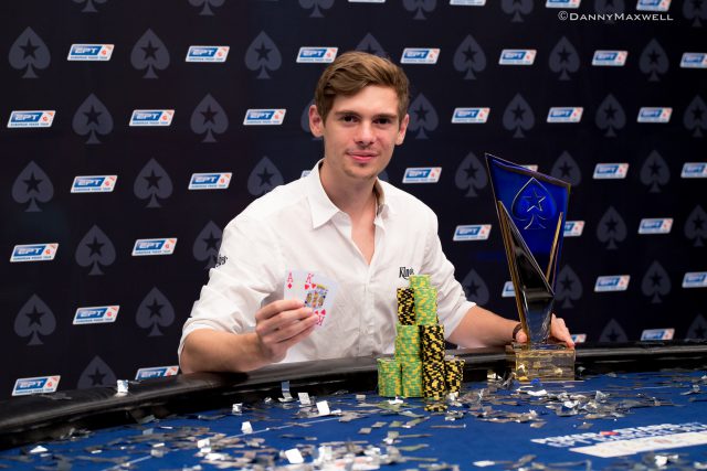 poker_red's tweet photo. 🇩🇪 Fedor Holz: el prodigio alemán que ganó $38M jugando al poker

🧐 @santijota8 nos acerca la figura del alemán con mayores ganancias y 10º en el  ranking mundial 💰

🔝 Fue el jugador con mayores beneficios en 2016 y tiene dos brazaletes de las WSOP

📰 https://t.co/eGFHHYNwvO https://t.co/hys2cDqXE2