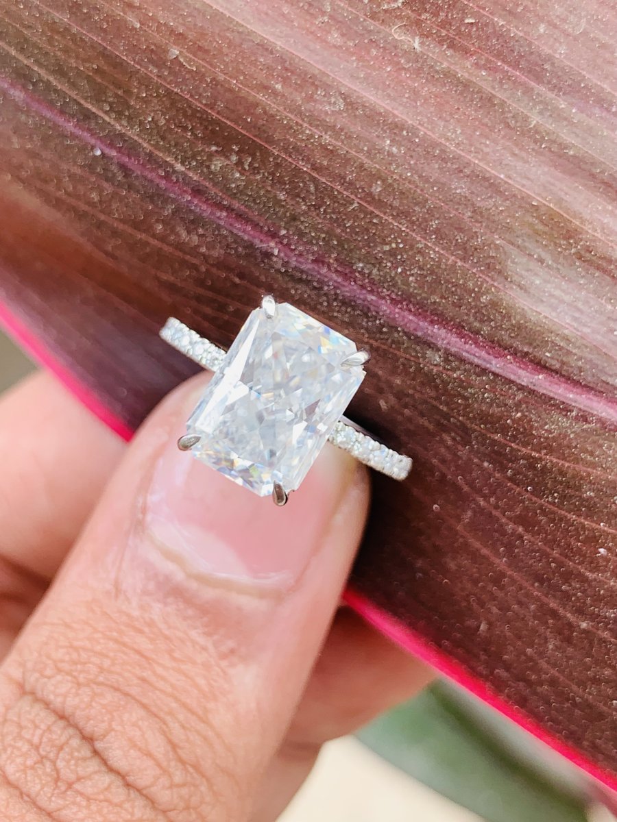 SwiftDiamond6's tweet image. 8x11mm (3.89CT) Radiant Cut Sterling silver Engagement Wedding Ring Moissanite Diamond Promise Ring Anniversary Ring For Her Lovely Wife.
#Solitairering
#anniversaryring
#engagementring 
#bridalring
#weddingring
#Stackingring
#moissanitering 
#sterlingsilverring 
#Simulantring