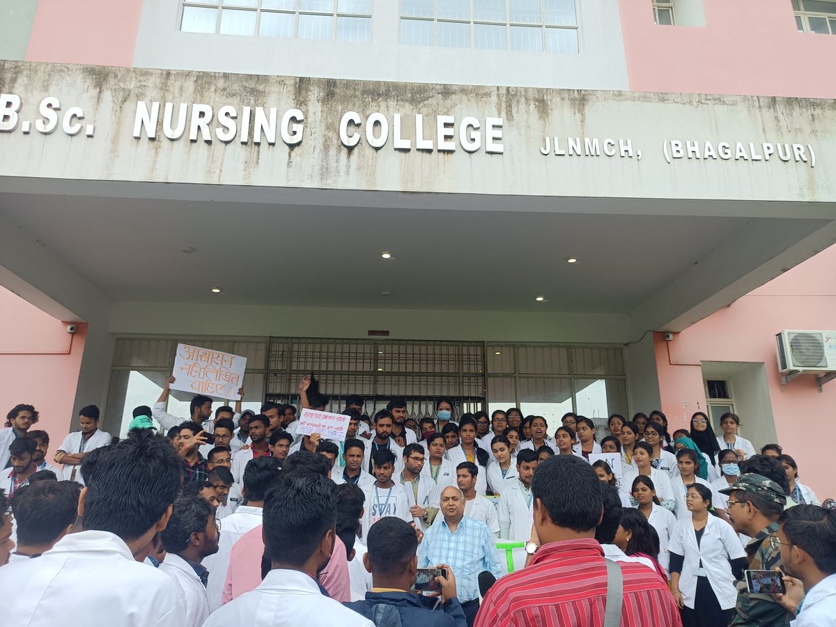 kashifparker05's tweet photo. We victimized
We compromised
We suffers
If we don't fight, who will? #studentsneedhelp plz make ur concerned attention to our issue @TejYadav14 @yadavtejashwi @NitishKumar @SHSBihar @ETVBharatBR @BiharHealthDept @BiharEducation_ @ProfShekharRJD @OfficeDp @ZeeBiharNews @PMOIndia https://t.co/IGnpkddUBf