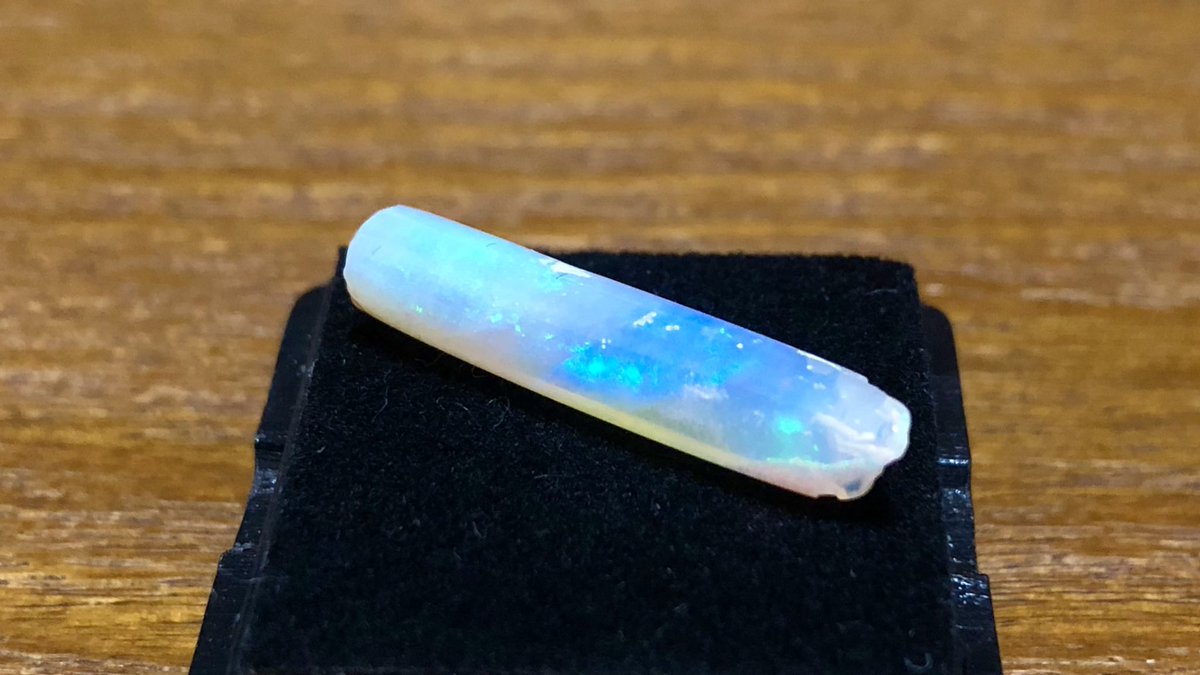 オパールになった美しい骨を見ていると『僕たちの骨がオパールになるほどの遠いひかりの果てであいましょう 』という歌を思い出します。