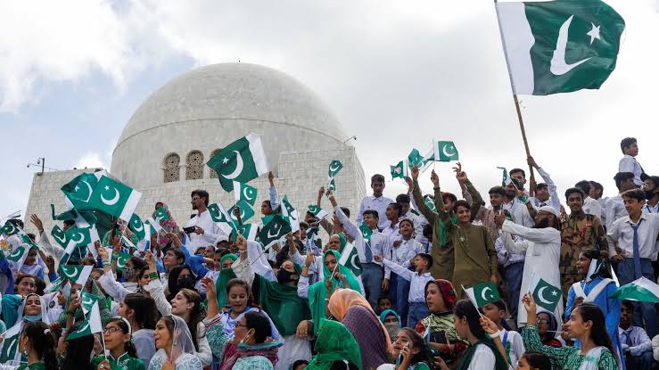 saad_sarwar4207's tweet photo. #14thAugust_Pakistan
میاں شہبازشریف نے ہمیشہ عوام کی فلاح و بہبود کو ترجیح دی https://t.co/wcmFm8Cu1r