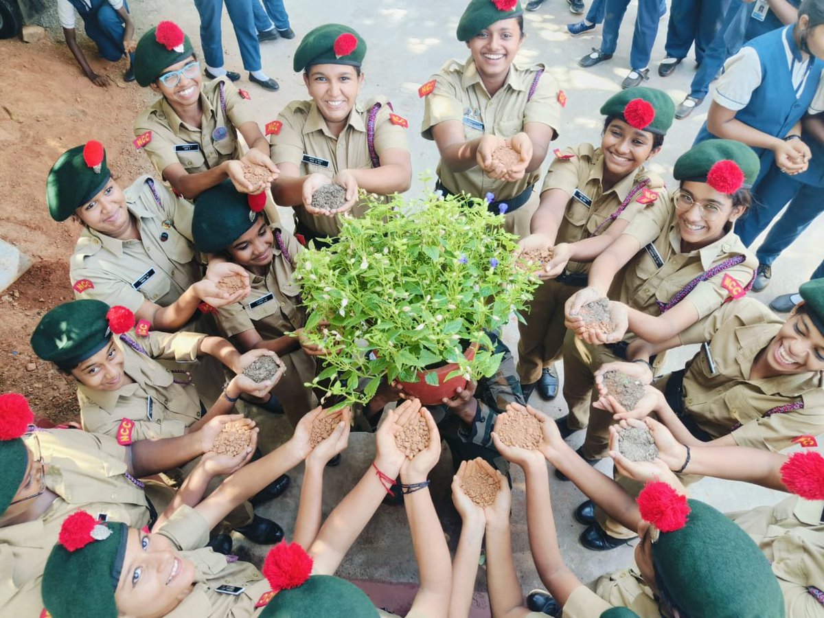 DefencePROTvm's tweet photo. Cadets of 1 K girls, #Trivandrum from over 5 schools in the district  collected soil from their respective schools under #MeriMattiMeraDesh campaign, took pledge &amp; as part of  #HarGharTirangaCampaign  distributed national flags to nearby homes and establishments @giridhararamane https://t.co/MTwtwOAWaq