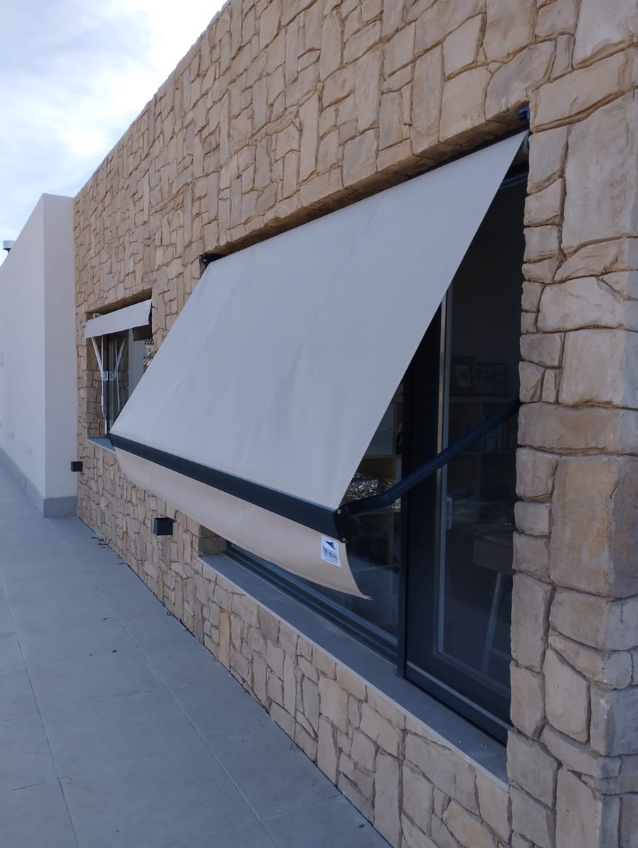 ToldosTorrente's tweet photo. El nostre departament de decoració s'encarrega de proposar al client el tipus d'instal·lació més escaient estèticament. En aquest cas, donat que l'habitatge combina les parets blanques amb la pedra natural, es van confeccionar uns tendals de color sorra. #ToldosTorrente #tendal https://t.co/hGzVYW3yfA