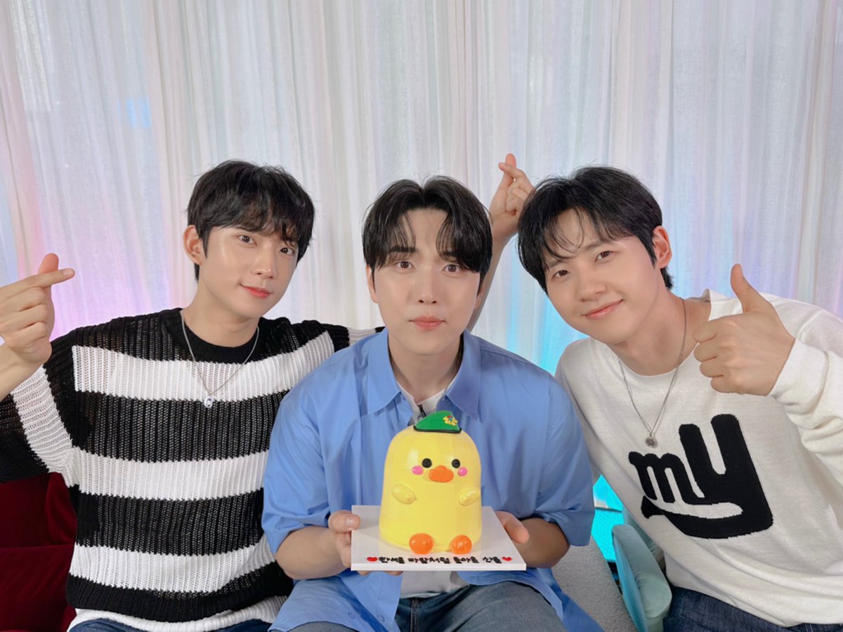 _B1A4OFFICIAL's tweet photo. [#B1A4Story] 산들 소집해제 기념 LIVE 📸

기다리고 기다리던 삼돌이 등장🥰 
이제 바나와 비원에이포 함께할 일만 남았으니까요! 
우리 앞으로 더 뜨겁게 사랑해요💚

#B1A4 #SANDEUL https://t.co/dSH1vclxq1