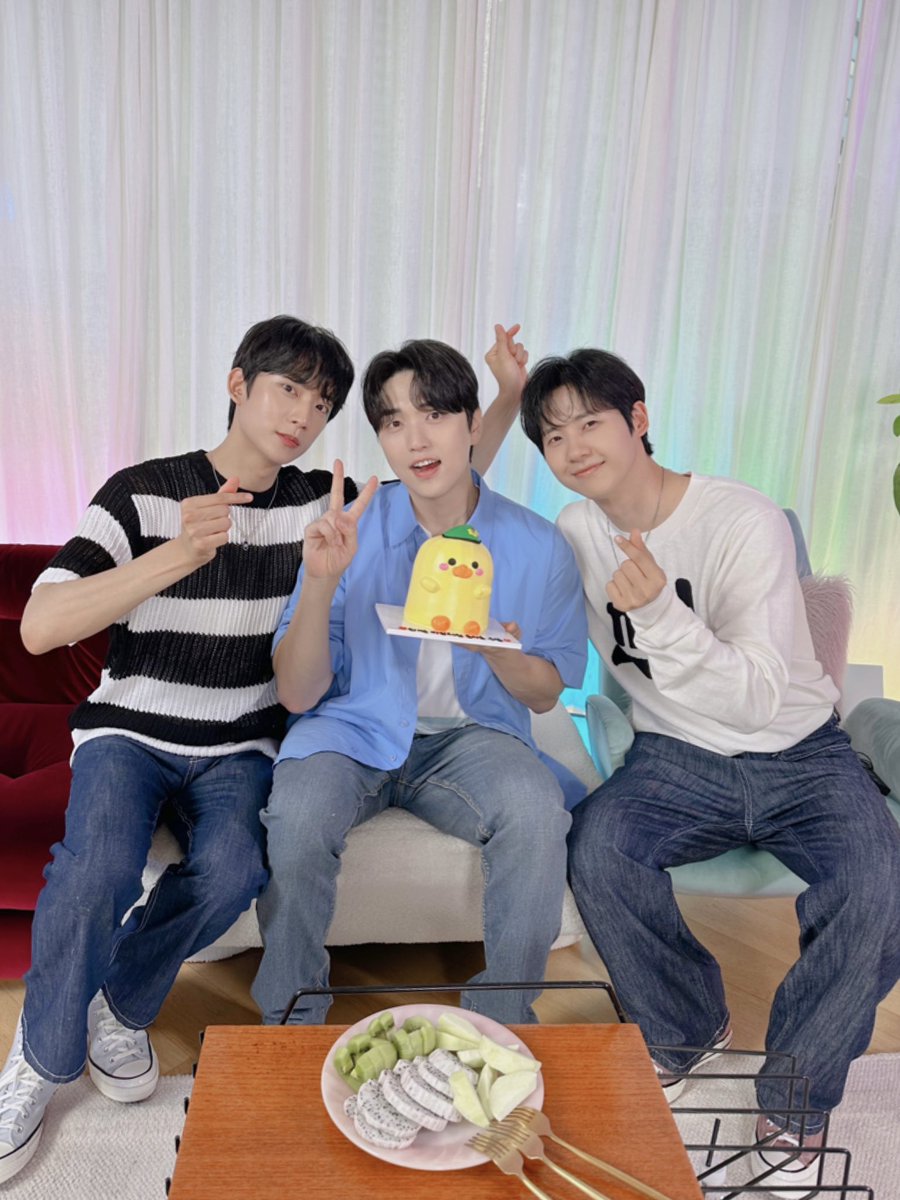 [#B1A4Story] 산들 소집해제 기념 LIVE 📸

기다리고 기다리던 삼돌이 등장🥰 
이제 바나와 비원에이포 함께할 일만 남았으니까요! 
우리 앞으로 더 뜨겁게 사랑해요💚

#B1A4 #SANDEUL