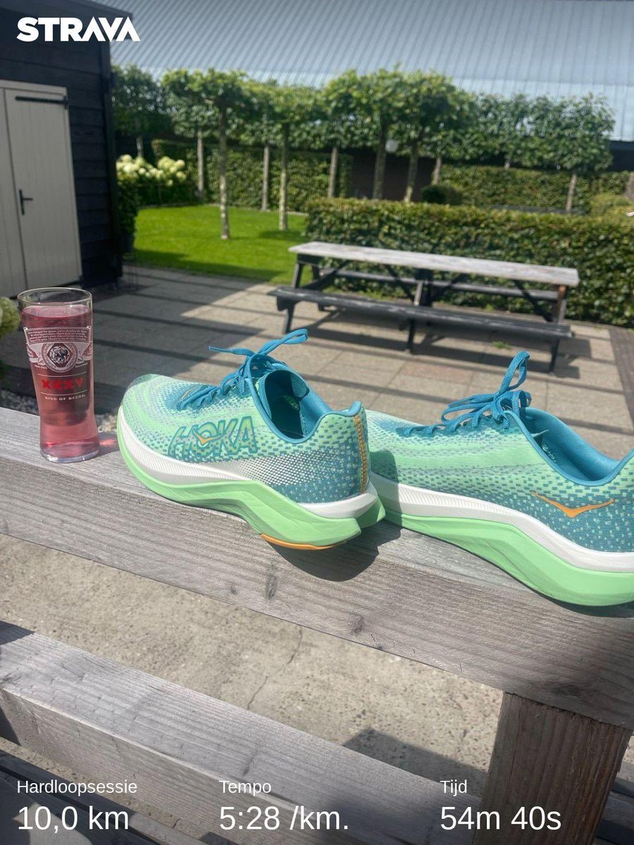 samblom68's tweet photo. Na de 105 km van vorige week, de nieuwe week gestart met nieuwe @loopmaatjes, en wat lopen die fantastisch. Verkrijgbaar @Run2DayHRLM. En mezelf natuurlijk beloond met ijskoude limonade uit mijn favoriete glas 🤣
@hoka
#MachX https://t.co/Au1lnKRf2D