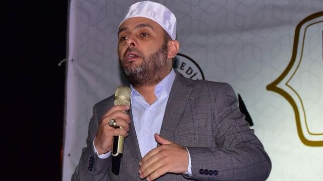 kenankaratas_'s tweet photo. Diyanet İşleri Başkanlığı, sosyal medyadaki paylaşımlarına ilişkin imam Halil Konakçı hakkında inceleme başlatmış.. 

Ama ben sürprize hazır olun derim.. Nasıl mı? Sular durulduğu an, H. Konakçı denen imam daha yüksek makamlara terfi ettirilecek.. Çünkü mevcut iktidarın atama politikasında Cumhuriyet, laiklik ve Atatürk düşmanı olmak, makam sahibi olmanız için yeterli bir kriter olarak değerlendiriliyor. 

Haa, pardon, Bedevi hayranlığınız varsa hanenize ayrıca artı bir yazılır.